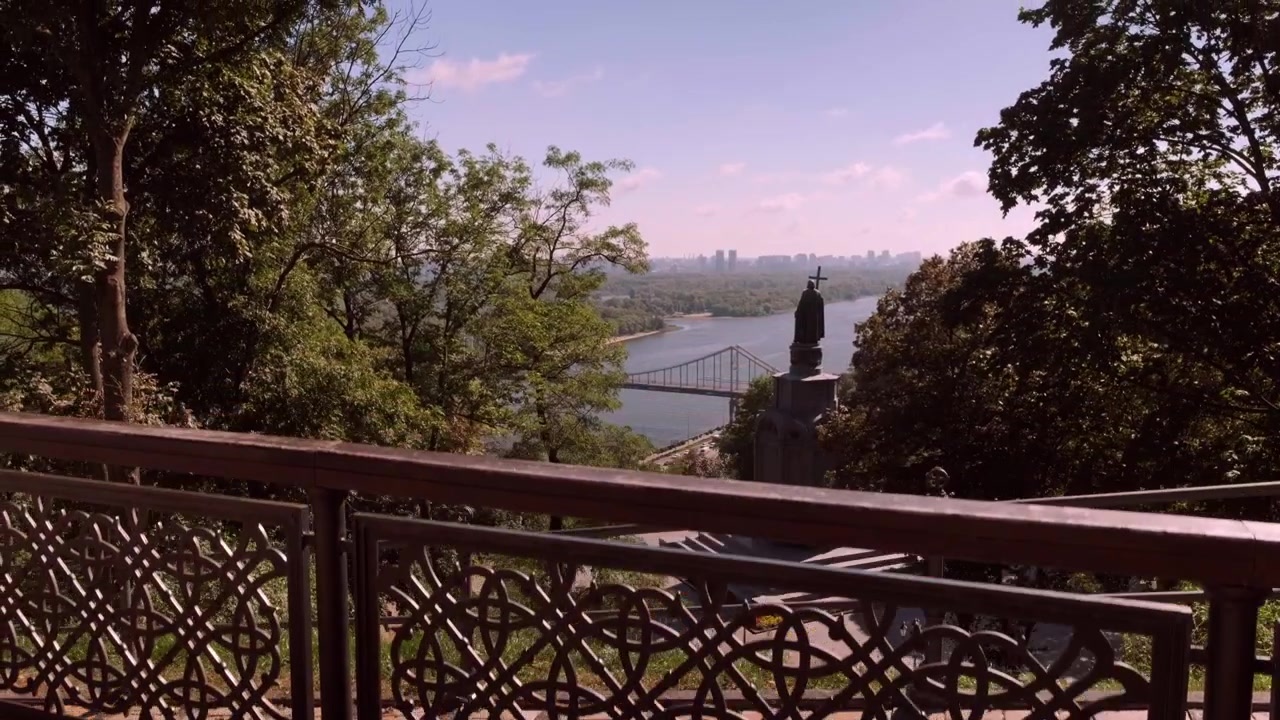 Câmera sobe para revelar a estátua do Monumento a Volodymyr, o Grande, com vista para as regiões orientais de Kiev. Filmado em um dia ensolarado de outono.