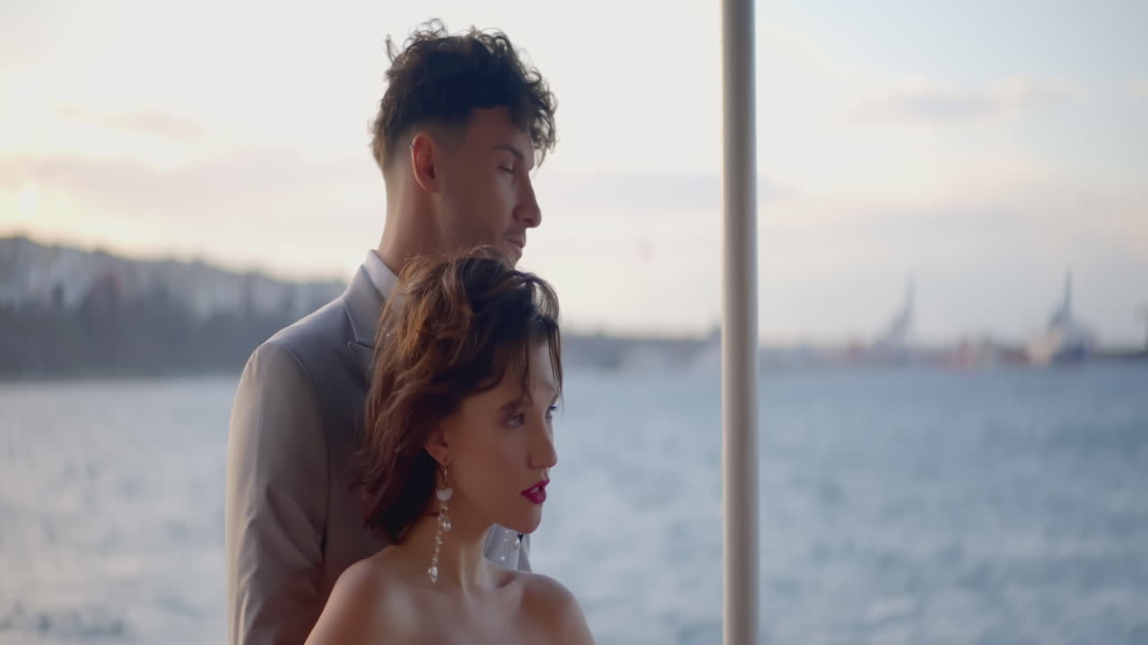 배 에서 해 가 지는 풍경 을 즐기는 부부