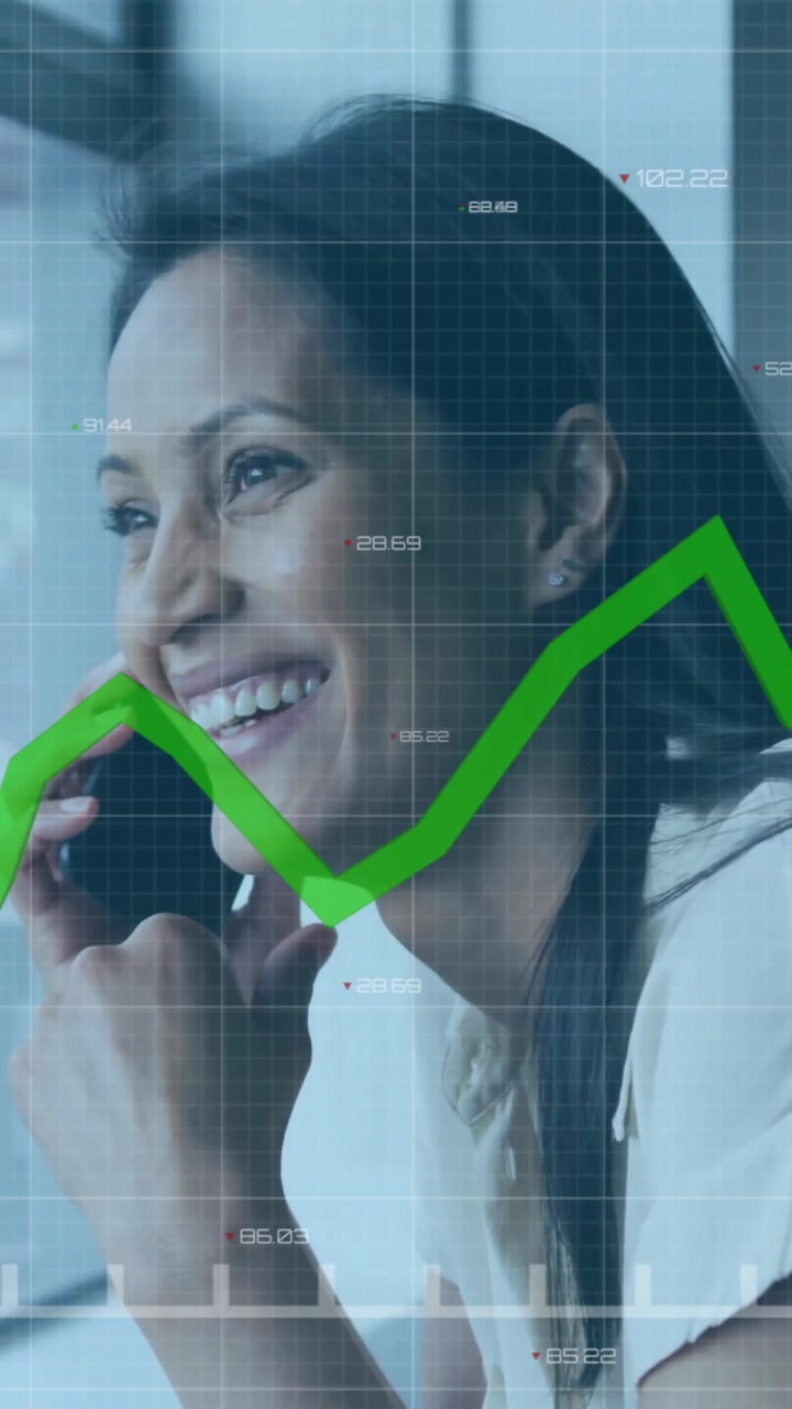 Animación de gráficos sobre mujer sonriente mirando por la ventana y hablando por teléfono móvil