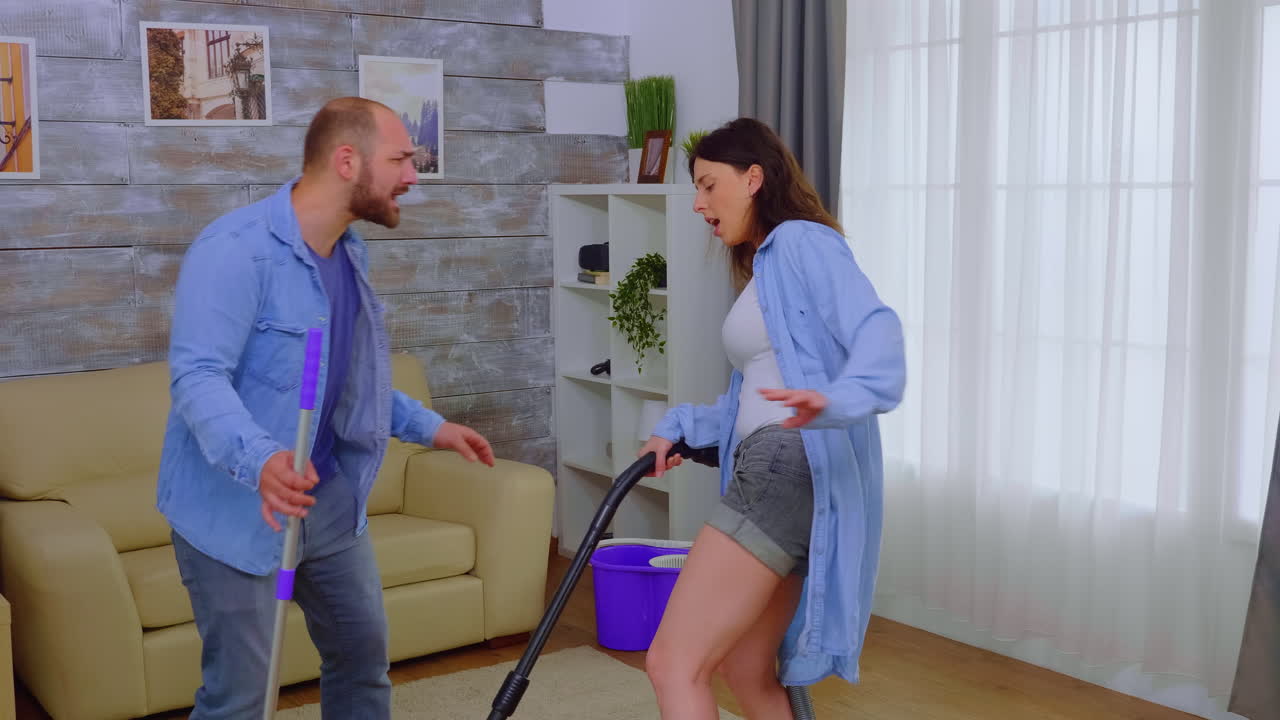 una pareja joven divirtiéndose mucho.