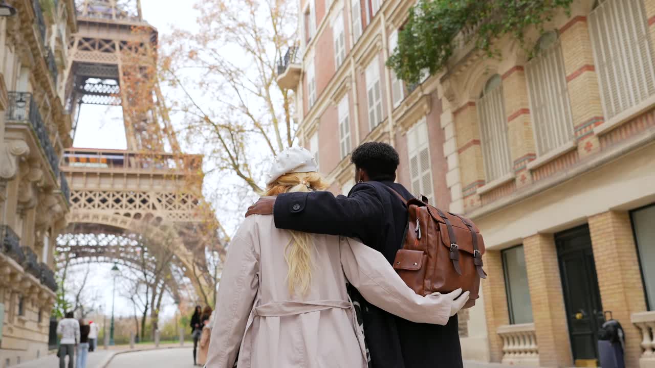Par i Paris med Eiffeltårnet