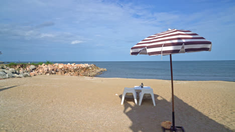 Patio-Vacío-Mesa-Y-Silla-Al-Aire-Libre-En-La-Playa-Con-Fondo-De-Playa-De-Mar