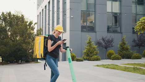 trabajador de entrega de alimentos en un scooter eléctrico