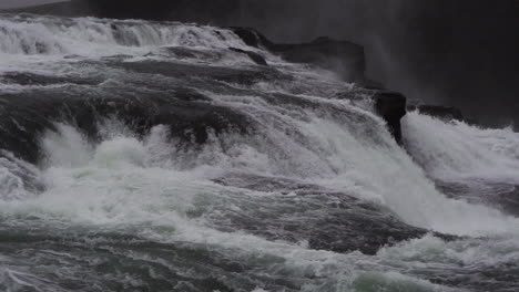 Río-Glacial-Y-Cascada-De-Gullfoss-En-Las-Tierras-Altas-De-Islandia,-Cámara-Lenta-120fps