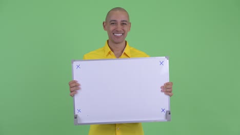 feliz hombre de negocios calvo y guapo con tablero blanco