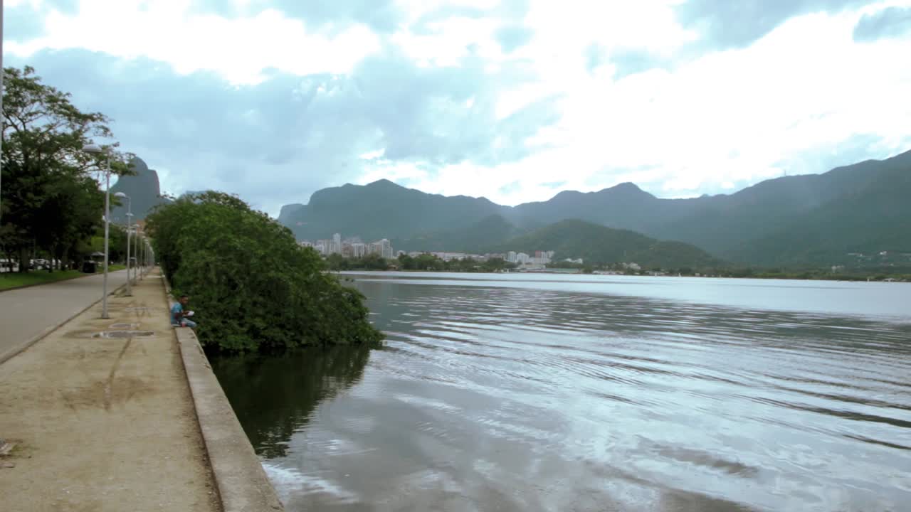 buen día en la laguna rodrigo de freitas en río de janeiro con un bonito cielo azul y edificios a la vista