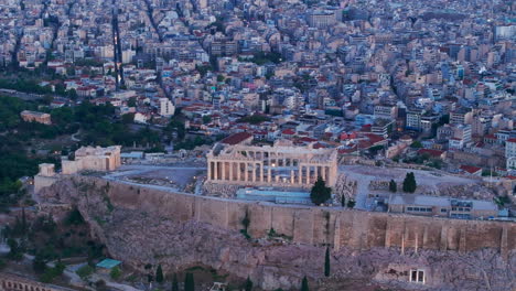 Toma-Aérea-Descendente-De-La-Acrópolis-Que-Revela-La-Ciudad-De-Atenas-Al-Amanecer.