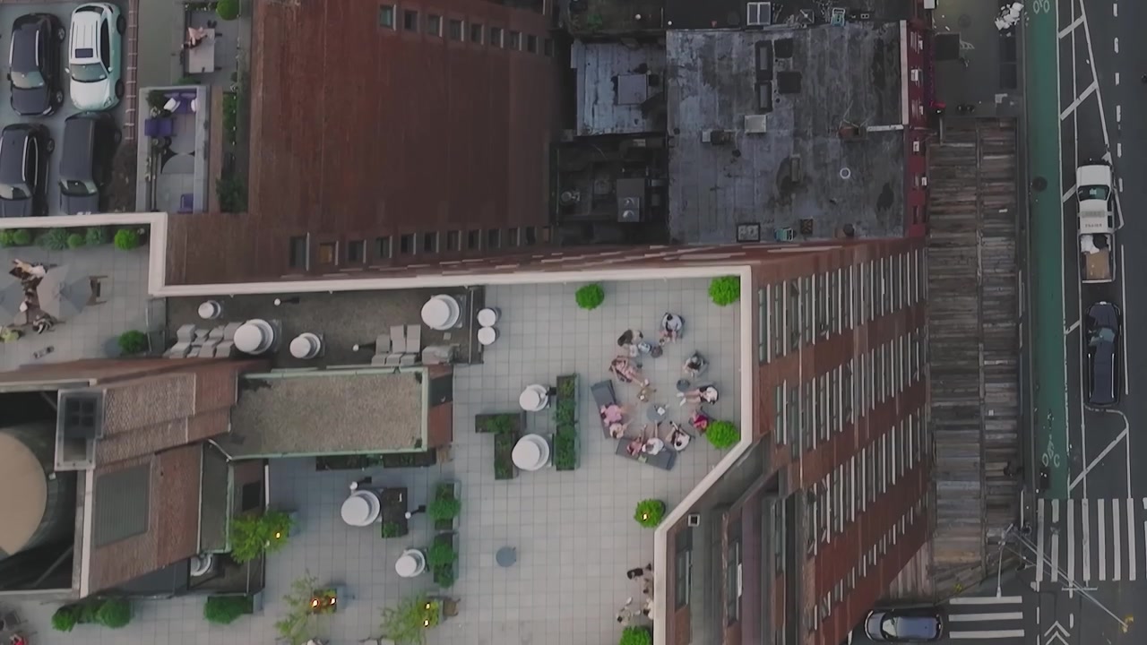 Tráfico y actividad callejera en la ciudad de Nueva York durante el día.