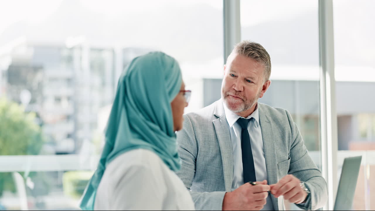 문서, ceo 및 회의에서 비즈니스 사람들