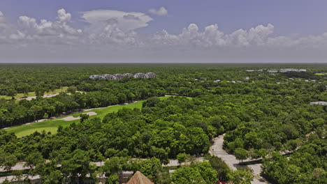 Akumal-Mexico-Vuelo-Aéreo-V11-Con-Drones-Sobre-El-Campo-De-Golf-Riviera-Maya-Que-Captura-Hermosas-Vistas-Panorámicas-De-La-Exuberante-Jungla-Maya-Y-Calles-Y-Bunkers-Bien-Diseñados---Filmado-Con-Mavic-3-Pro-Cine---Julio-De-2023