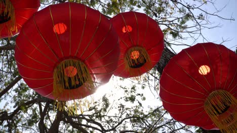 Linterna-Roja-Con-Luz-De-Fondo.