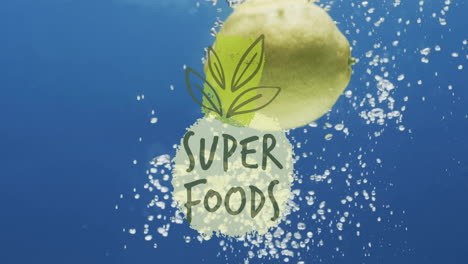 animación de super alimentos texto sobre la fruta que cae en el fondo del agua