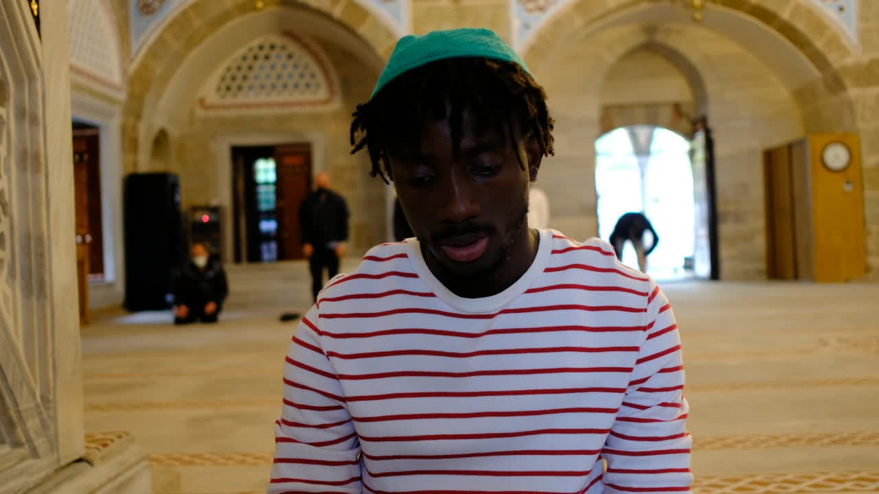 creyente musulmán en la mezquita