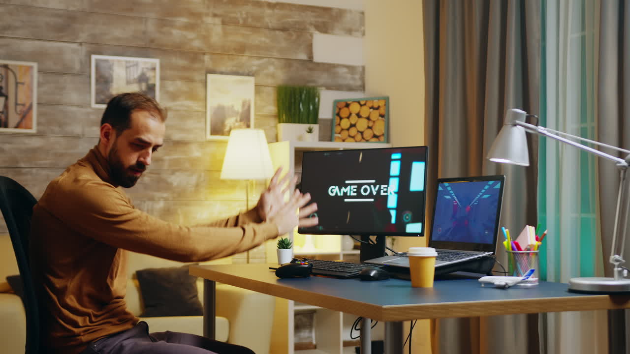 Skægget ingeniør spiller videospil med joystick
