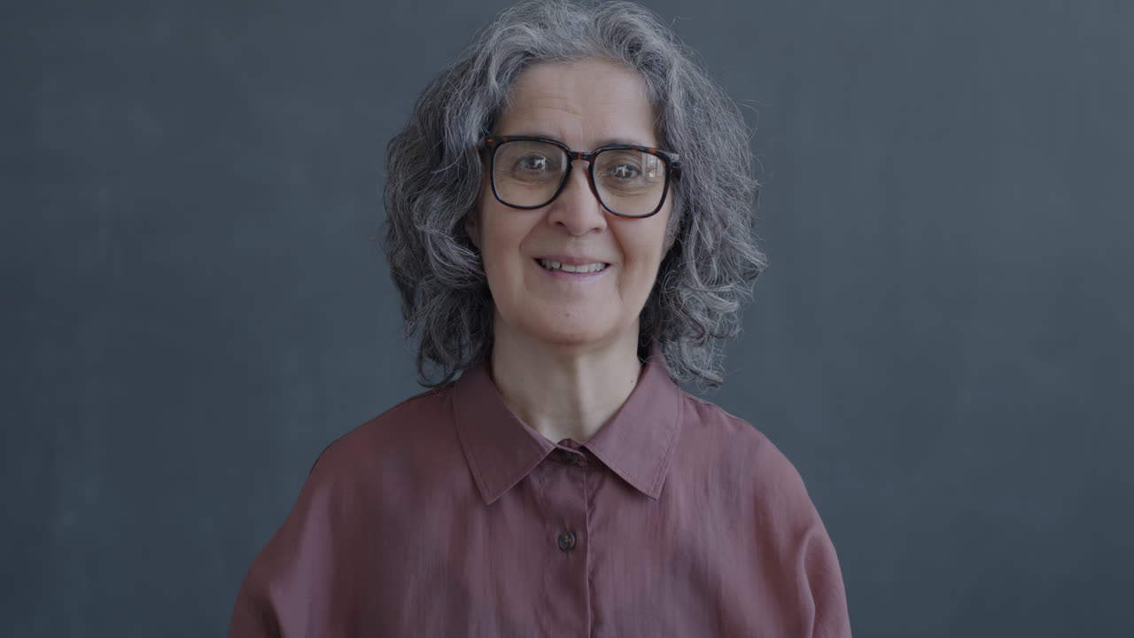 mujer mayor dando un pulgar hacia arriba