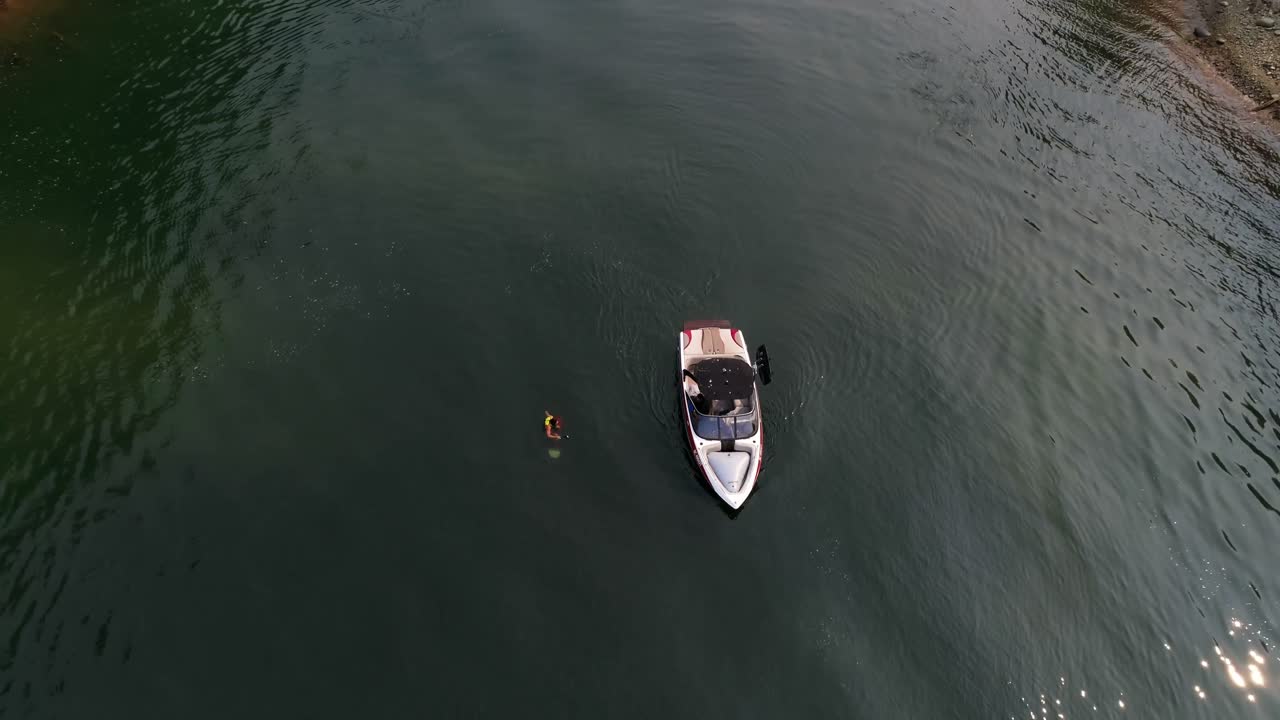 hombre wakeboarding con bote a motor en el río 4k