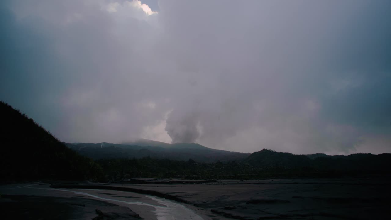 인도네시아 북부 말루쿠의 토벨로 근처 두코노 산 화산의 저속 촬영