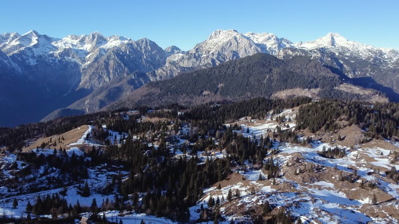 PANORAMICA AEREA Sorvolo di un altopiano montuoso boschivo a Velika Planina, Slovenia