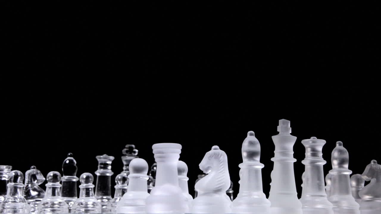 유리로 만든 체스 조각의 두 가지 다른 전체 세트를 가진 영광스러운 체스 보드, 시작 위치로 회전, 경기 준비