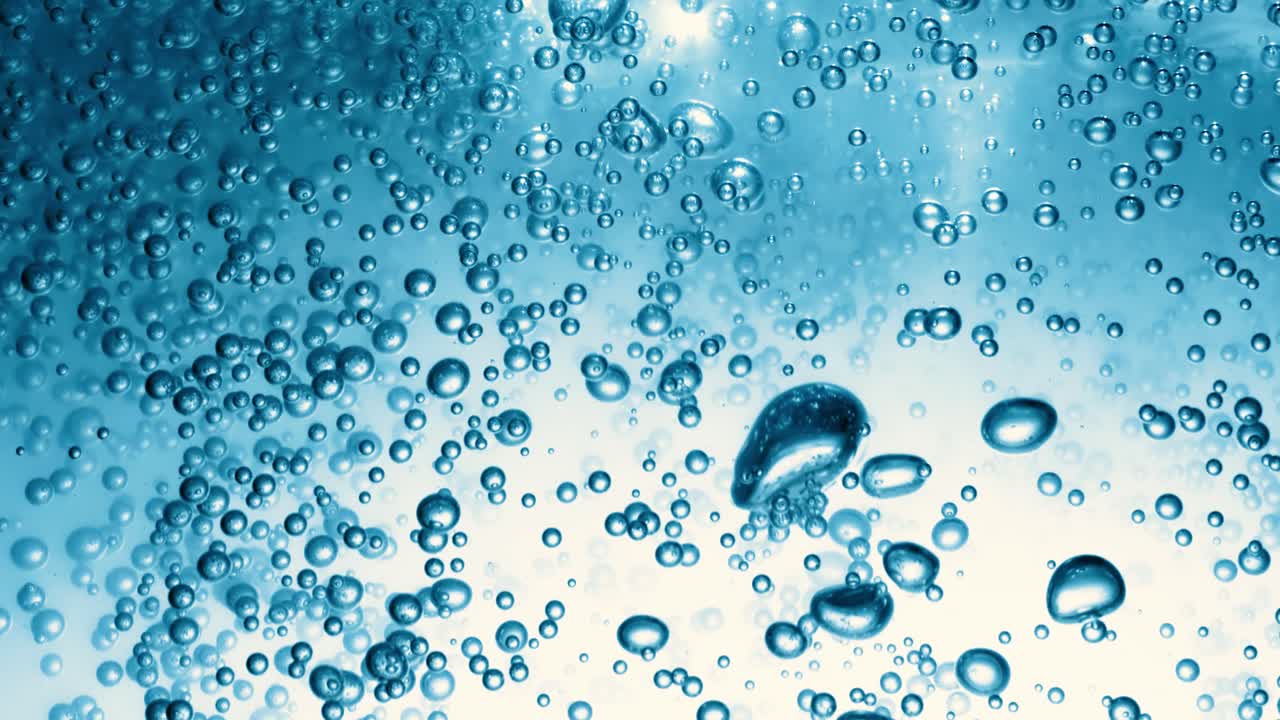 파란 물에 많은 물 거품이 가 ⁇ 게, 느린 움직임의 거품과 함께 추상적인 물 파동.