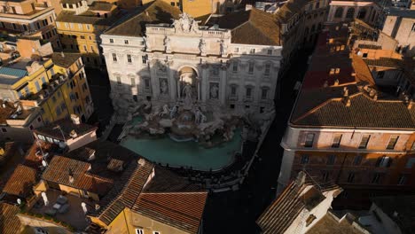 Drone-Delantero-Disparado-Sobre-La-Fontana-De-Trevi---Famoso-Destino-Turístico-Roma,-Italia