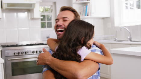 un padre abrazando a su hija