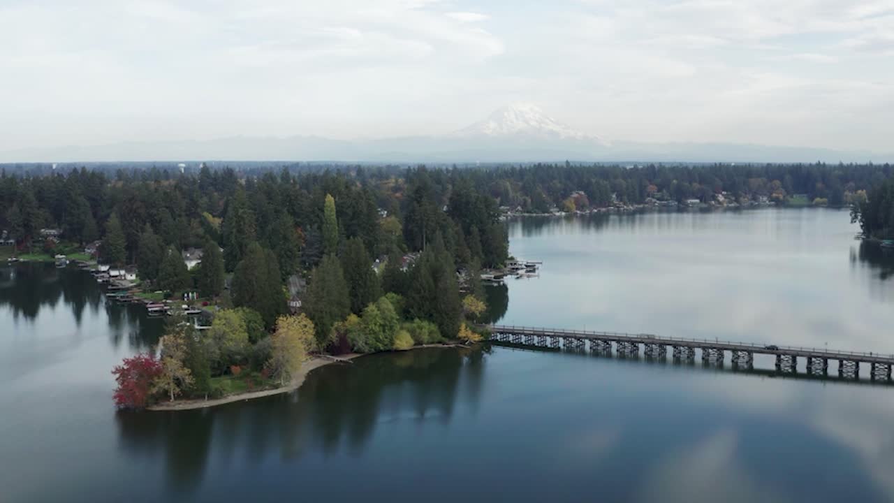 lago steilacoom con interlaaken drive bridge en el condado de pierce, washington, estados unidos