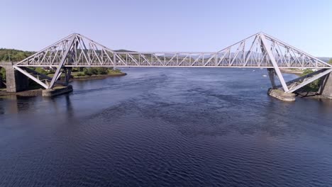 toma aérea que revela el puente connel en un día soleado