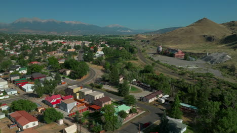 Aéreo-Cinemático-Dron-Mediados-De-Verano-Centro-De-Salida-S-Colorado-Cerca-De-Buena-Vista-En-El-Río-Arkansas-Junto-Al-Río-Parque-Explorar-Surf-Olas-Ciclismo-De-Montaña-Senderismo-Rafting-Montaña-Rocosa-Abajo-Movimiento