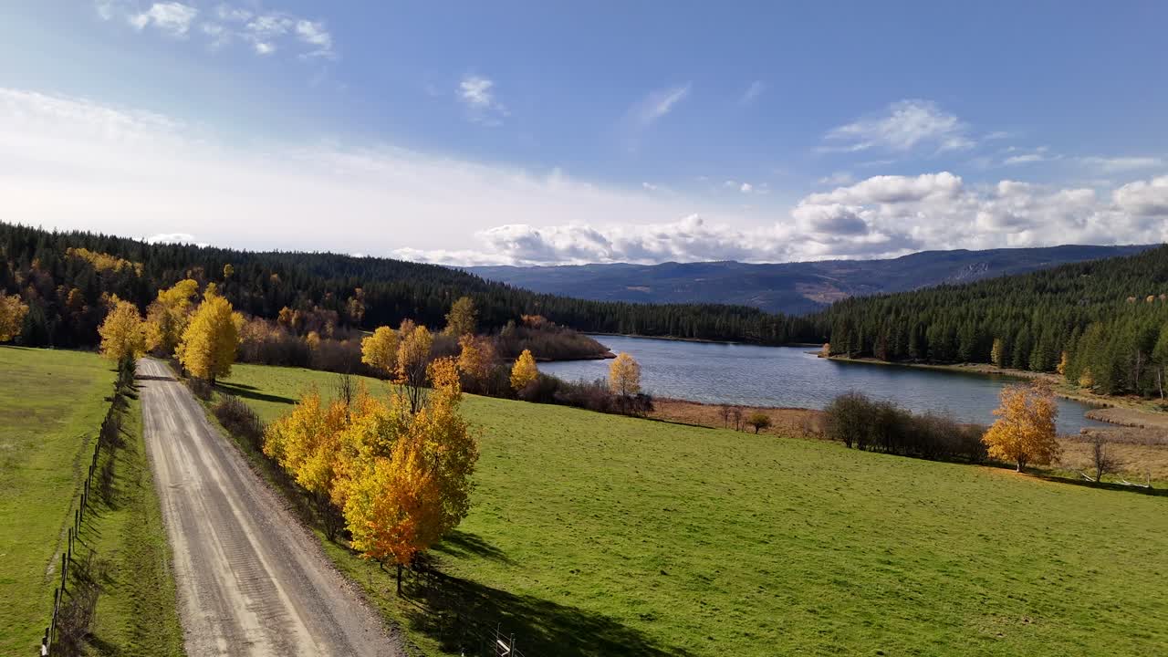 Herbstliche Pracht: Ausblicke auf die McTaggart Seen entlang der Dunn Lake Road