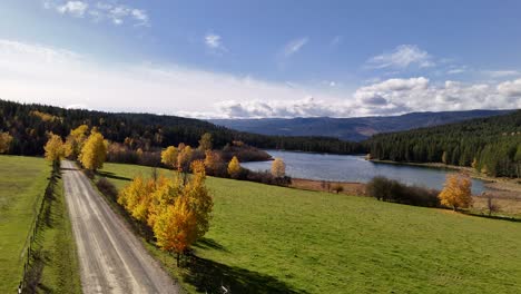 Saisonale-Pracht:-Herbstliche-Ausblicke-Auf-Die-McTaggart-Seen-Entlang-Der-Dunn-Lake-Road