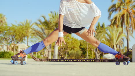 Sexy-Flexibles-Mädchen-Macht-Spagat-Auf-Rollschuhen