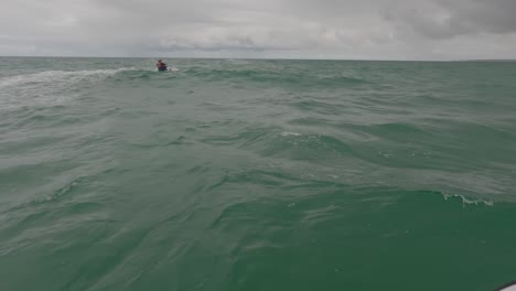 POV-Aufnahme-Eines-Tandem-Jetski-Paares,-Das-Mit-Hoher-Geschwindigkeit-über-Hohe-Wellen-Rast