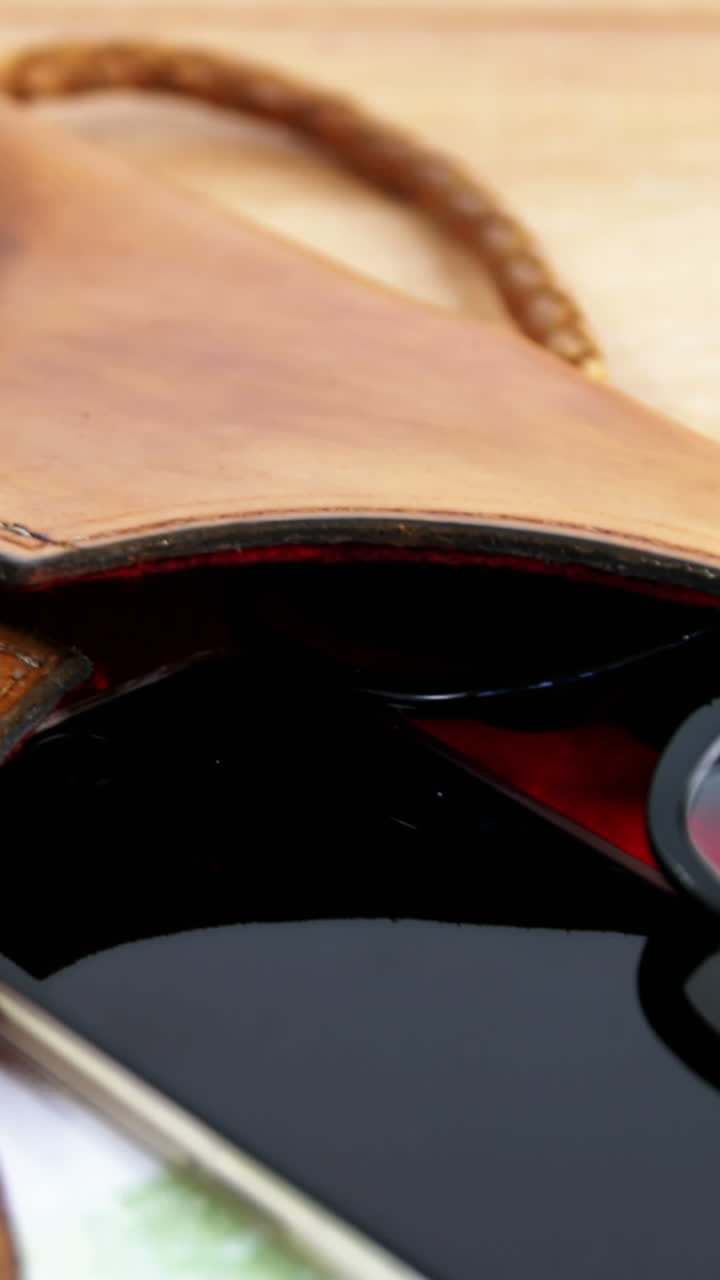 teléfono móvil y gafas en la bolsa