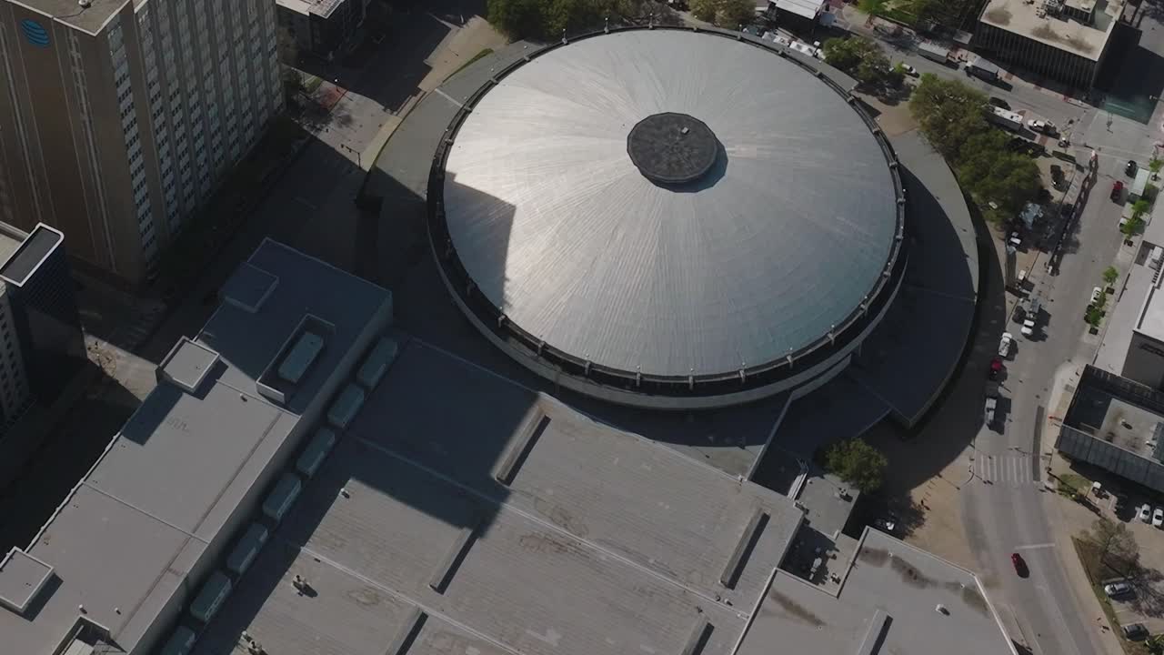 Vista del centro de Dallas desde arriba, donde se muestra un edificio redondo y calles