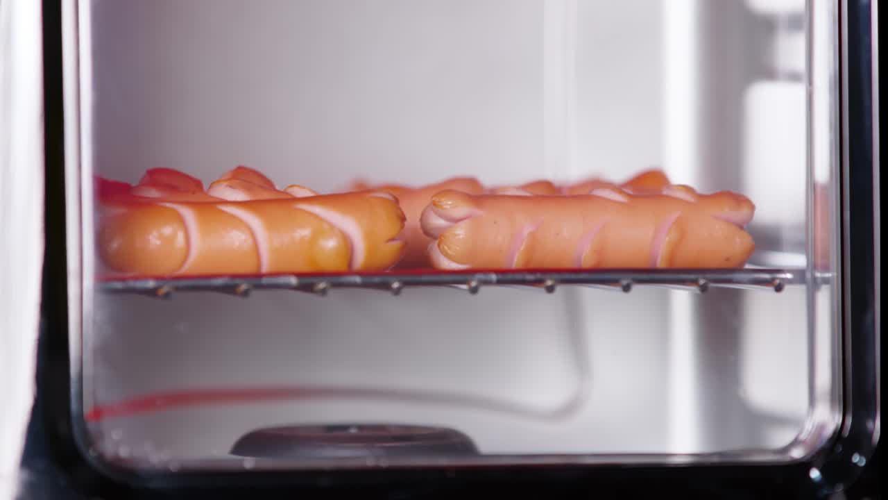 el lapso de tiempo de las salchichas en la freidora de aire freidora profunda sin sumergir la comida en el aceite para una comida saludable. cocinar en casa con la freidor de aire fácil de hacer en casa