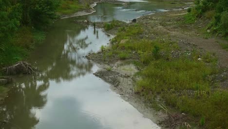 Cambio-Climático-Lapso-De-Tiempo-De-Nubes-Reflejadas-En-Un-Lecho-De-Río-Casi-Seco-A-Lo-Largo-Del-Río-Surigao-Después-De-Una-Prolongada-Estación-Seca-En-Filipinas