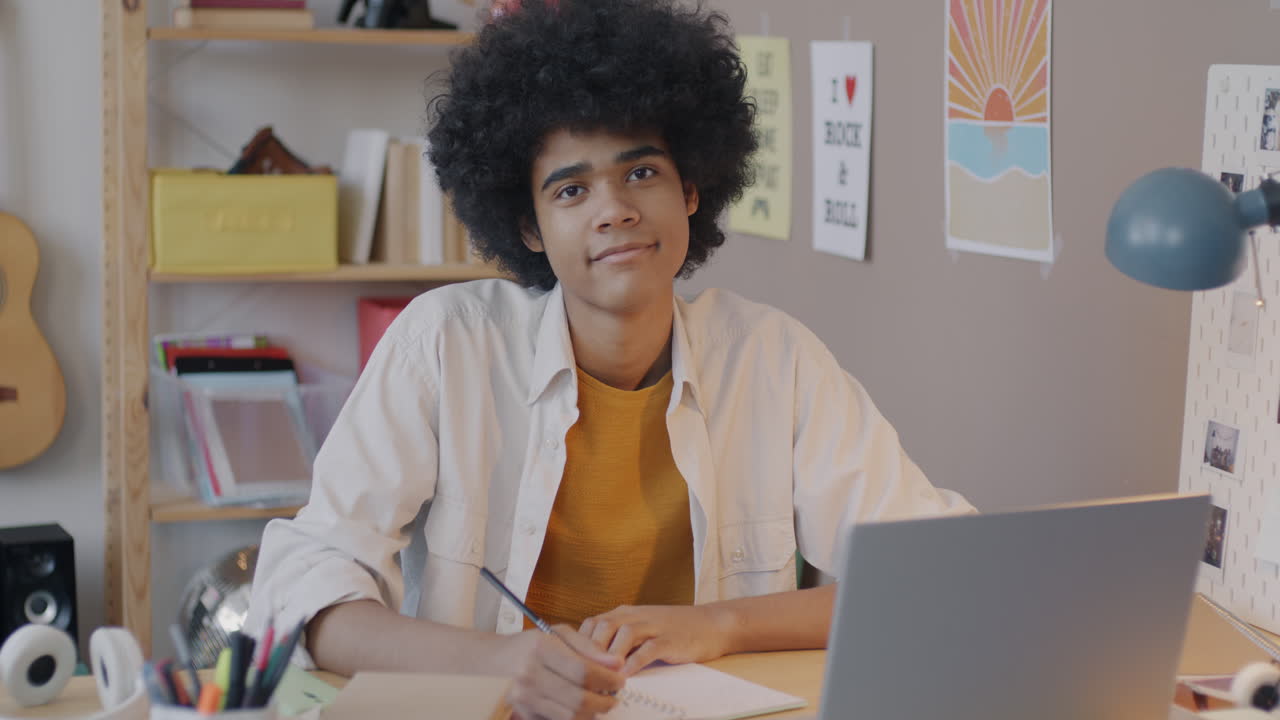 niño adolescente estudiando en casa