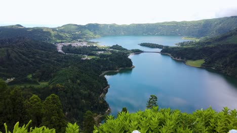 naturaleza idílica en las azores con vistas al lago del cráter de sete cidades