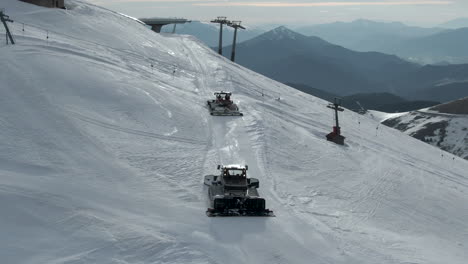 Zwei-Pistenraupen-Präparieren-Leere-Pisten-In-Einem-Top-Mountain-Skigebiet