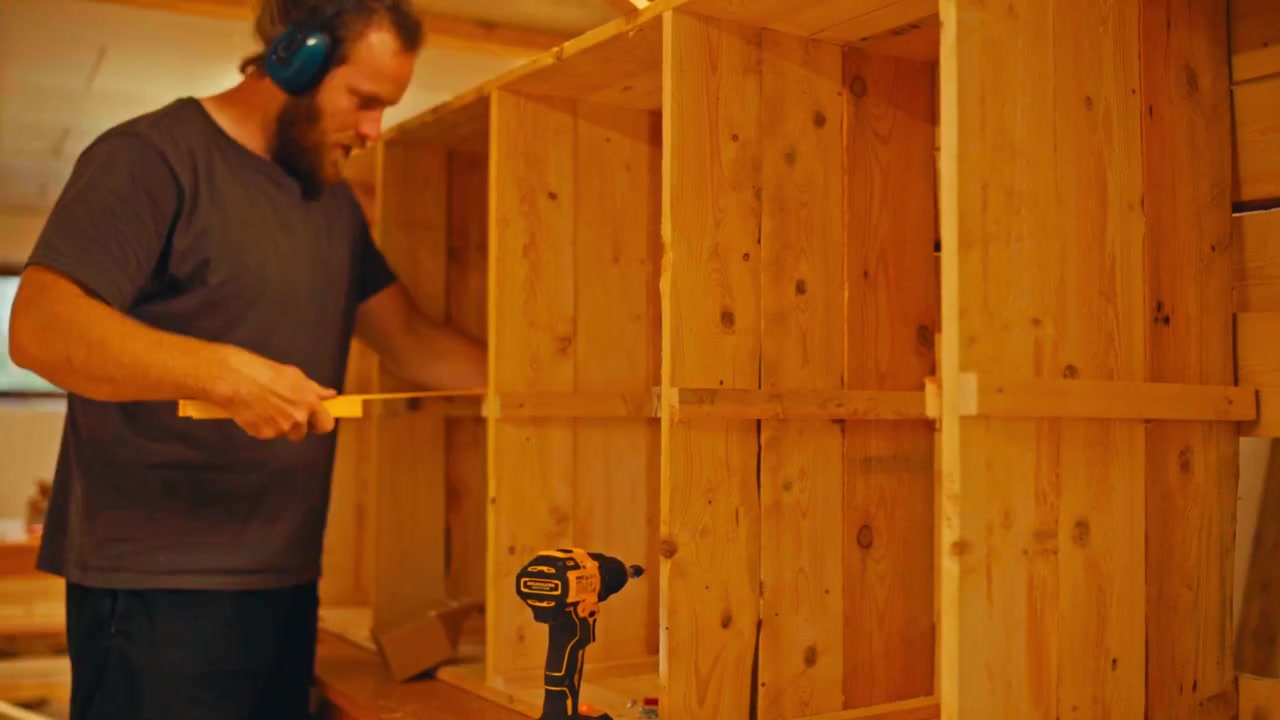 Uomo al lavoro di falegnameria in Norvegia - Timelapse