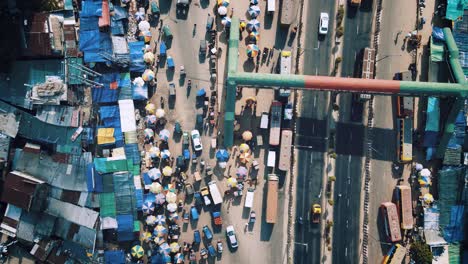 Toma-De-Dron-De-4k-De-Una-Carretera-Muy-Transitada-Donde-Los-Vehículos-Se-Mueven