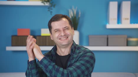 Un-Hombre-Divertido-Y-Entretenido-Aplaude-En-Casa-Sonriendo.