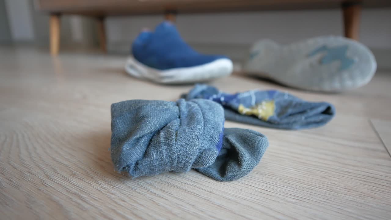 바닥에 양말과 신발