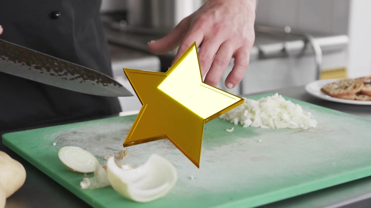 Cuoco che posiziona la radice di una cipolla, stabilizzandola e tagliandola a cubetti per cucinare, mentre una stella d'oro copre la punta del coltello.