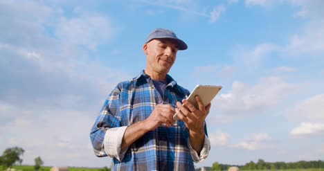 Agricultor-Con-Tableta-Digital-En-La-Granja-7