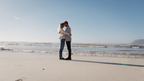 Una-Pareja-Amorosa-Abrazándose-Juntos-En-La-Playa-De-Invierno