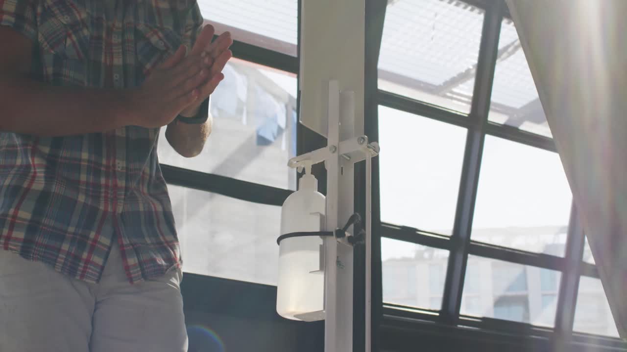 혼성 인종 남성 카페 노동자 손을 소독