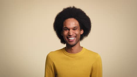 Joven-Africano-Riendo-En-Foto-De-Estudio