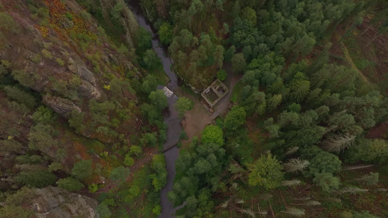 Smukt luftfoto af Dolsky mlyn vandmølle ved Kamenice-floden i tæt skov